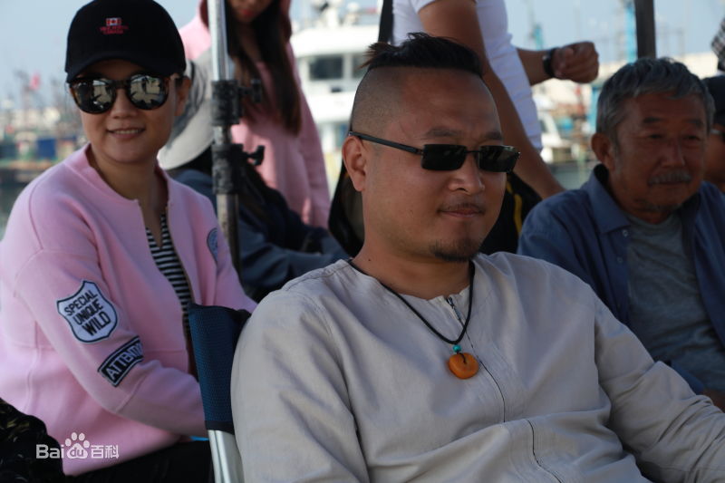 石易矗在《爱在前方》工作照中的