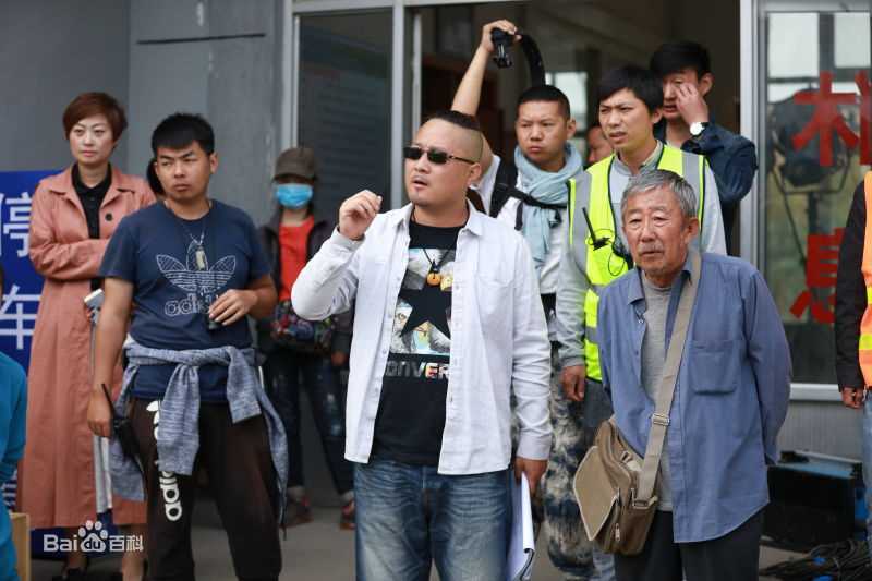 石易矗在《爱在前方》工作照中的