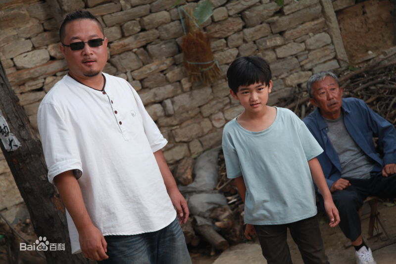 石易矗在《爱在前方》工作照中的