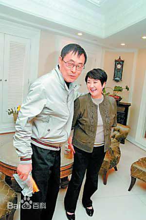 甄珍与朋友合影性感图片图集