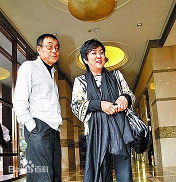 甄珍与朋友合影性感图片图集