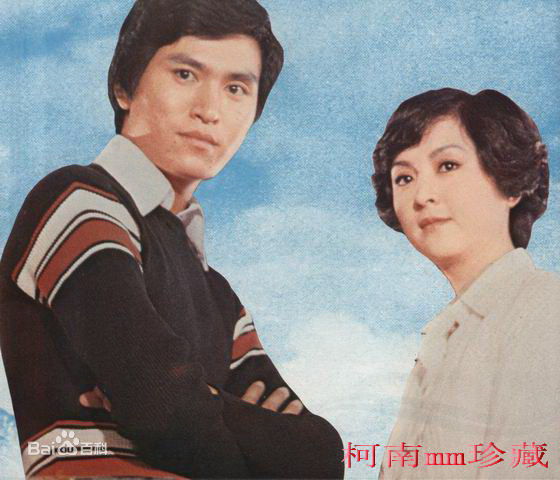 甄珍与朋友合影性感图片图集