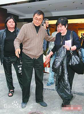 甄珍与朋友合影性感图片图集