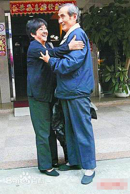 甄珍与朋友合影性感图片图集