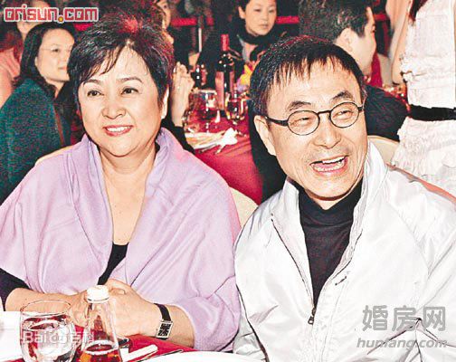 甄珍与朋友合影性感图片图集