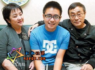 甄珍与朋友合影性感图片图集