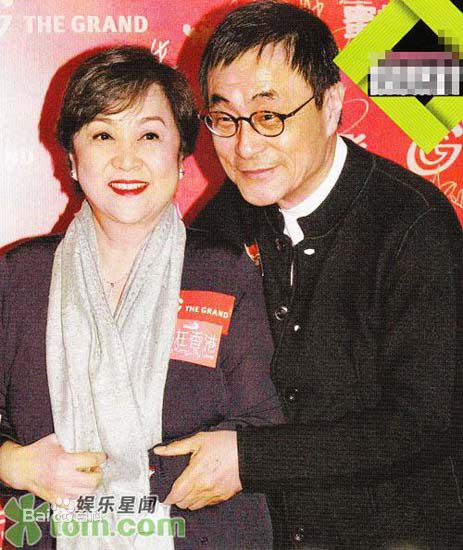 甄珍与朋友合影性感图片图集