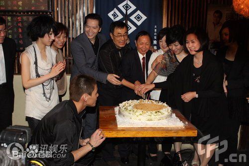 甄珍与朋友合影性感图片图集