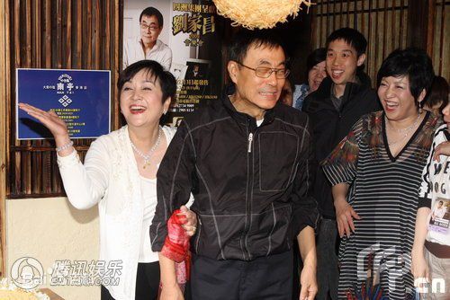 甄珍与朋友合影性感图片图集