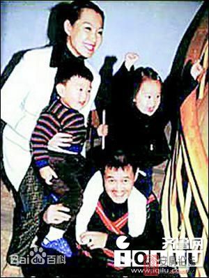 甄珍与朋友合影性感图片图集