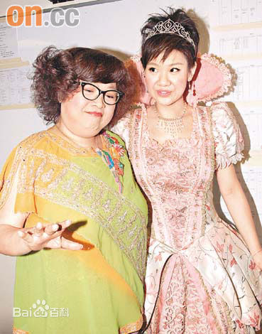 甄珍与朋友合影性感图片图集