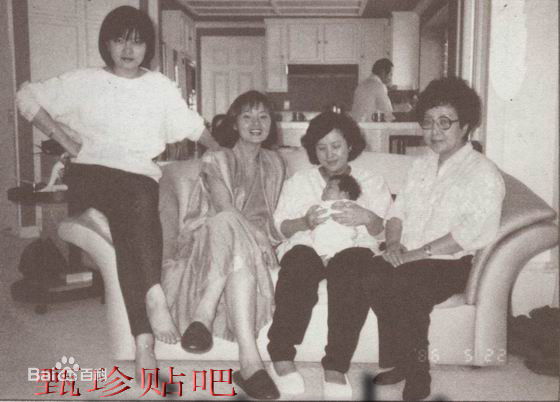 甄珍与朋友合影性感图片图集