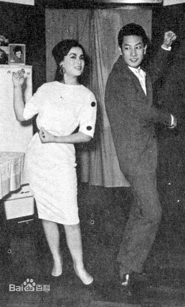 杜娟(Margaret Tu Chuan)与丈夫素颜照壁纸