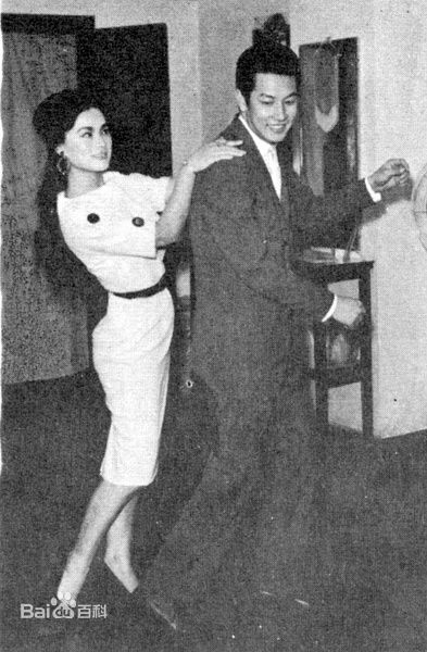杜娟(Margaret Tu Chuan)与丈夫素颜照壁纸