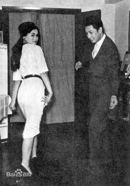 杜娟(Margaret Tu Chuan)与丈夫素颜照壁纸