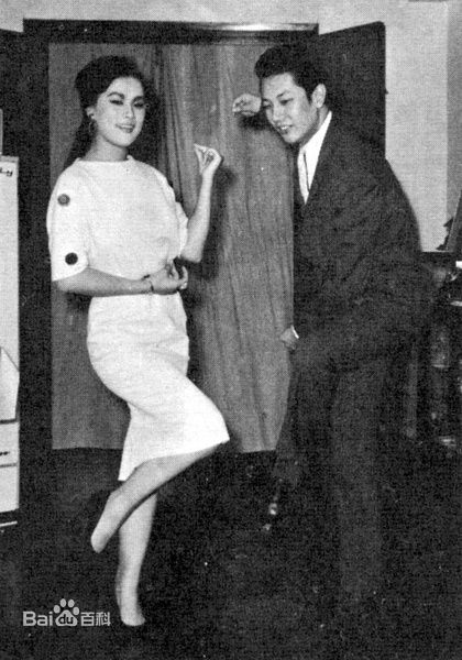 杜娟(Margaret Tu Chuan)与丈夫素颜照壁纸