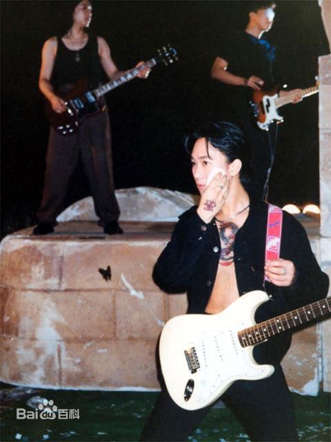 黄家驹(Ka Kui Wong（英）；Koma（日）)与他的吉他性感图片图集