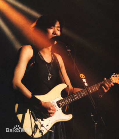 黄家驹(Ka Kui Wong（英）；Koma（日）)与他的吉他性感图片图集