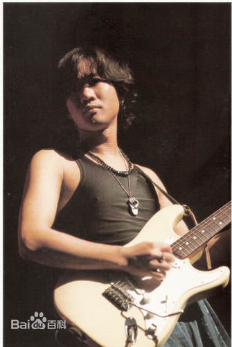 黄家驹(Ka Kui Wong（英）；Koma（日）)与他的吉他性感图片图集