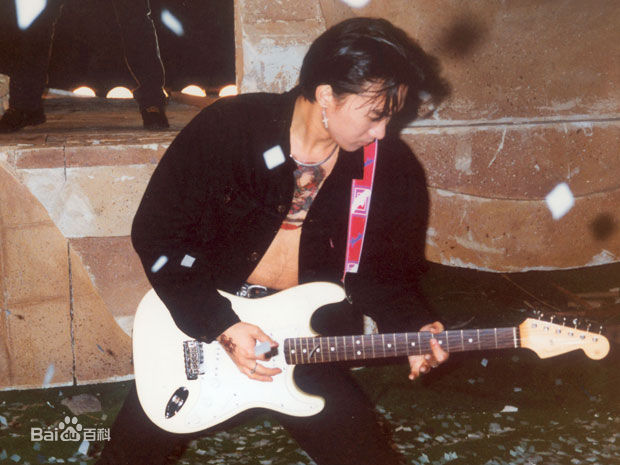黄家驹(Ka Kui Wong（英）；Koma（日）)与他的吉他性感图片图集