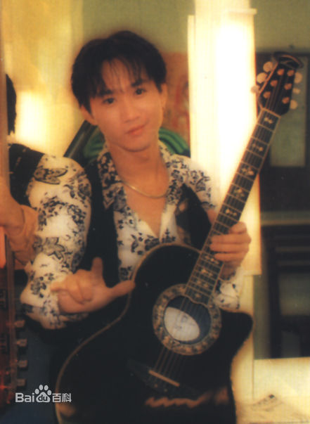 黄家驹(Ka Kui Wong（英）；Koma（日）)与他的吉他性感图片图集