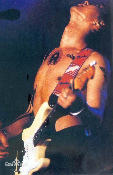 黄家驹(Ka Kui Wong（英）；Koma（日）)与他的吉他性感图片图集