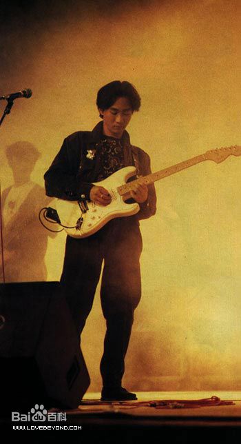 黄家驹(Ka Kui Wong（英）；Koma（日）)与他的吉他性感图片图集