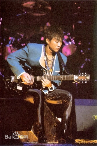 黄家驹(Ka Kui Wong（英）；Koma（日）)与他的吉他性感图片图集