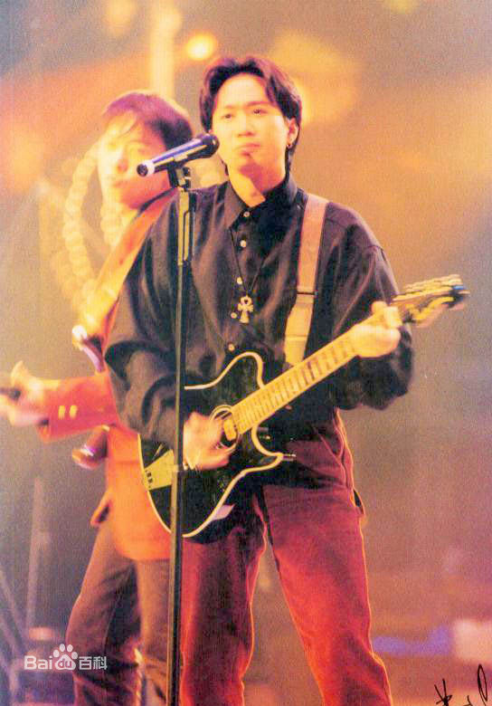 黄家驹(Ka Kui Wong（英）；Koma（日）)与他的吉他性感图片图集