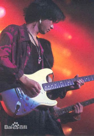 黄家驹(Ka Kui Wong（英）；Koma（日）)与他的吉他性感图片图集