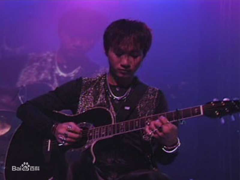 黄家驹(Ka Kui Wong（英）；Koma（日）)与他的吉他性感图片图集