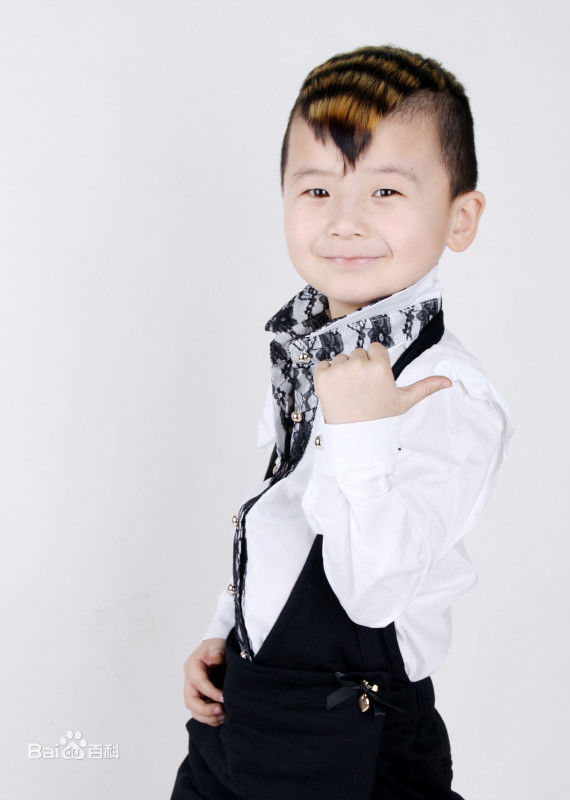 武东博幼时艺术照生活照