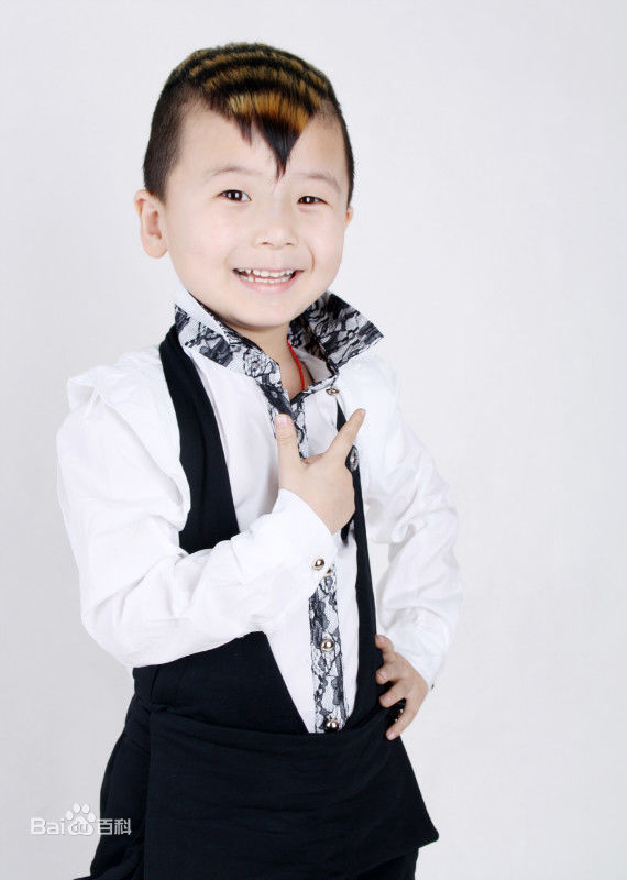 武东博幼时艺术照生活照