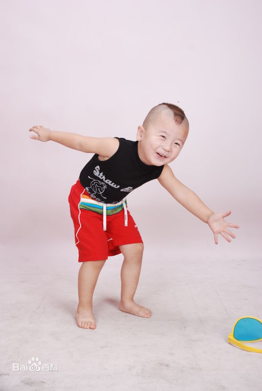 武东博幼时艺术照生活照