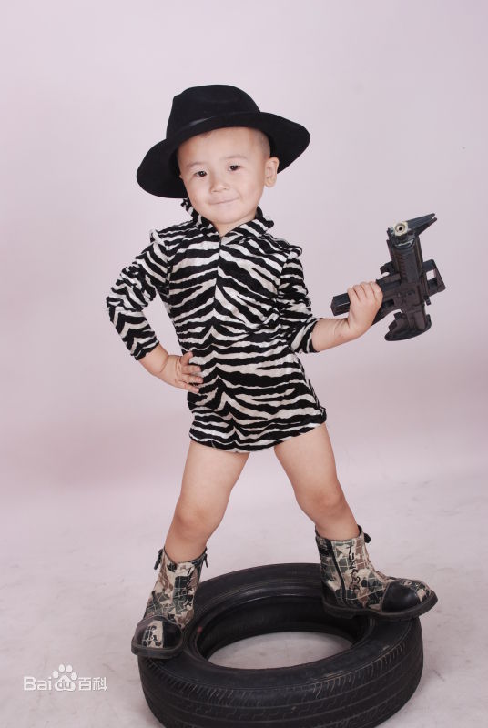 武东博幼时艺术照生活照