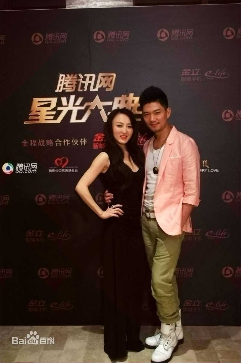 彭博红毯风采前后照片