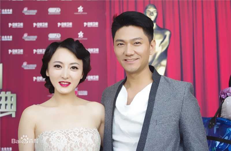 彭博红毯风采前后照片