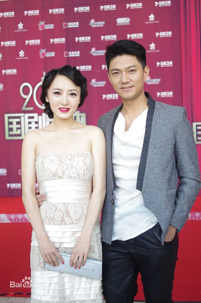 彭博红毯风采前后照片