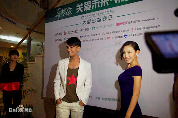 彭博红毯风采前后照片