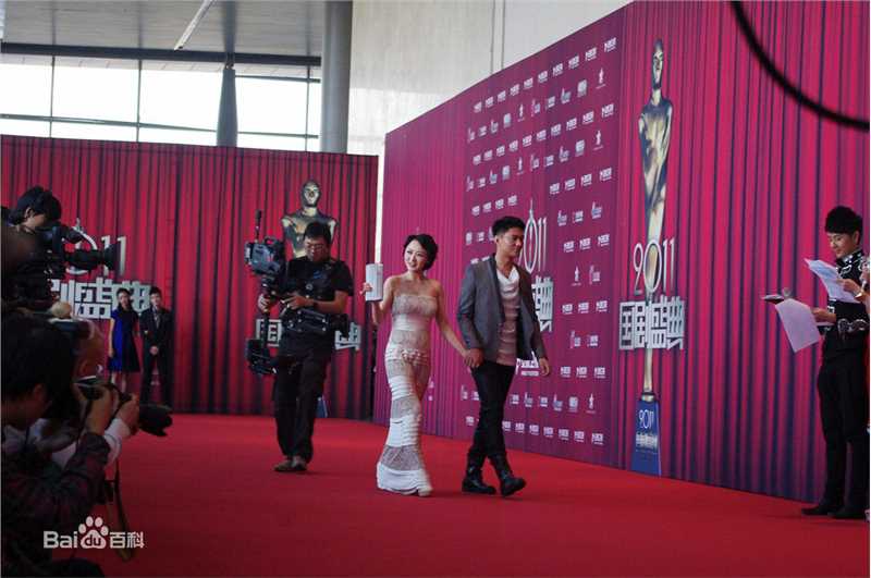 彭博红毯风采前后照片