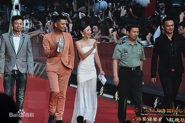 彭博红毯风采前后照片