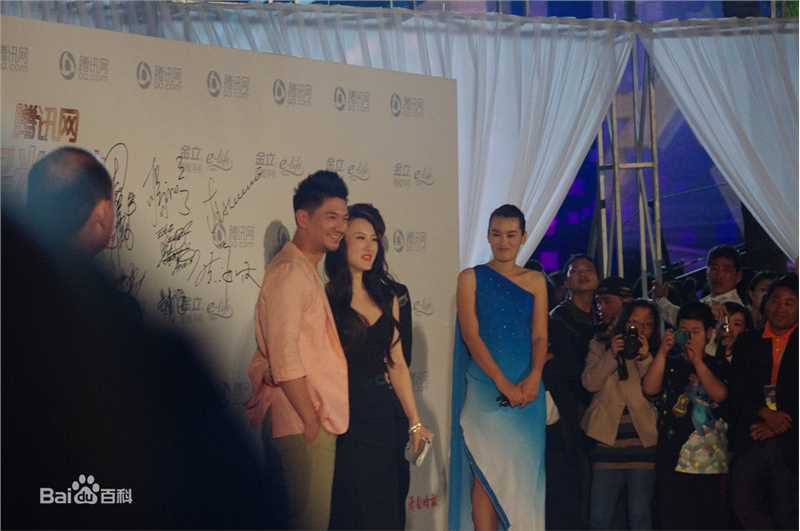 彭博红毯风采前后照片