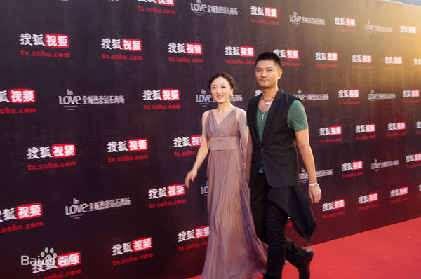 彭博红毯风采前后照片