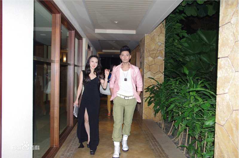 彭博红毯风采前后照片