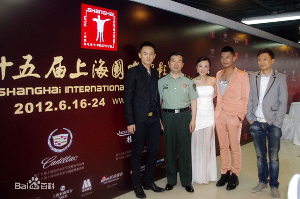 彭博红毯风采前后照片