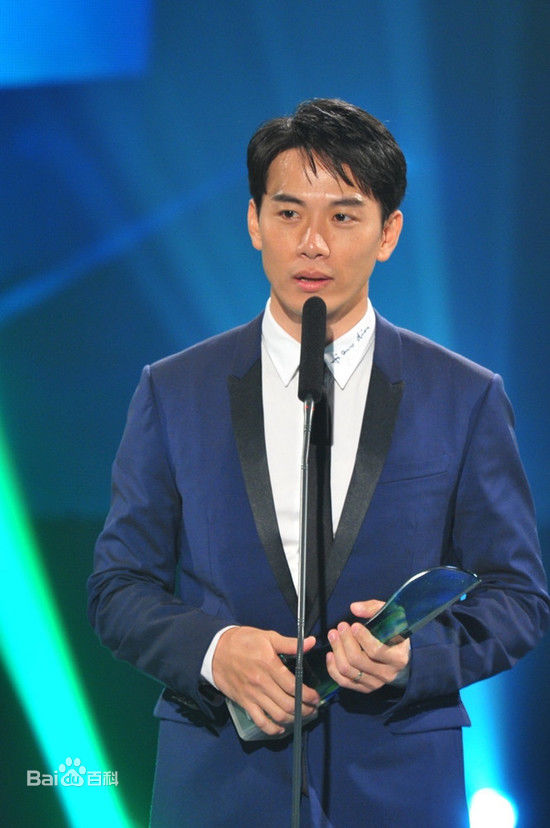 戚玉武获奖素颜照壁纸