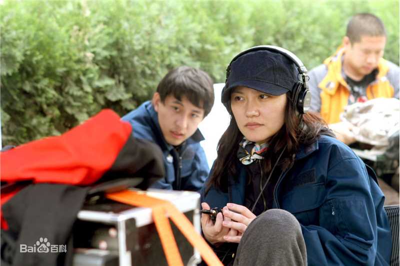 綦小卉导演工作照前后照片