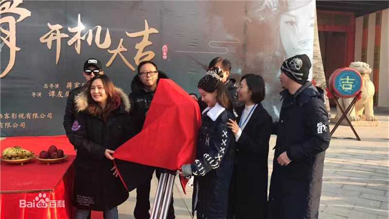 綦小卉导演工作照前后照片