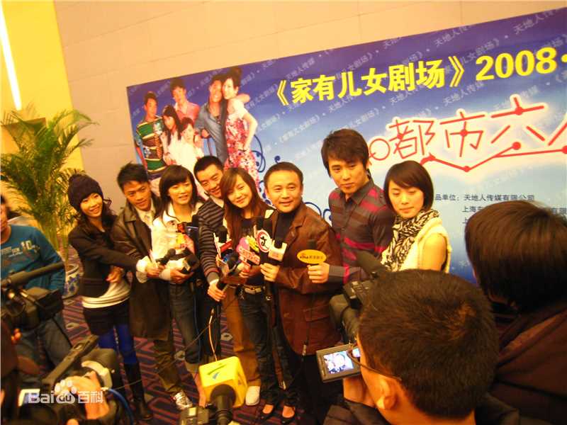 綦小卉导演工作照前后照片