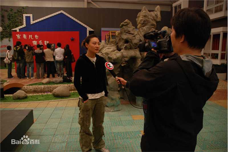 綦小卉导演工作照前后照片